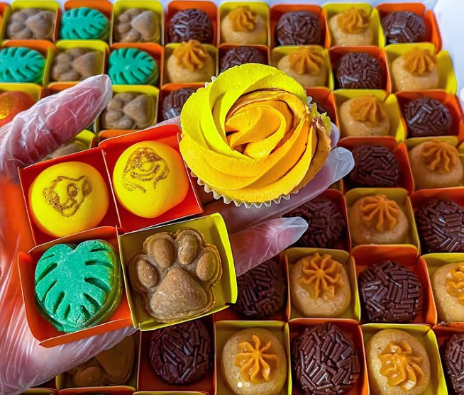 Caixa de brigadeiros e doces artesanais personalizados para festas
