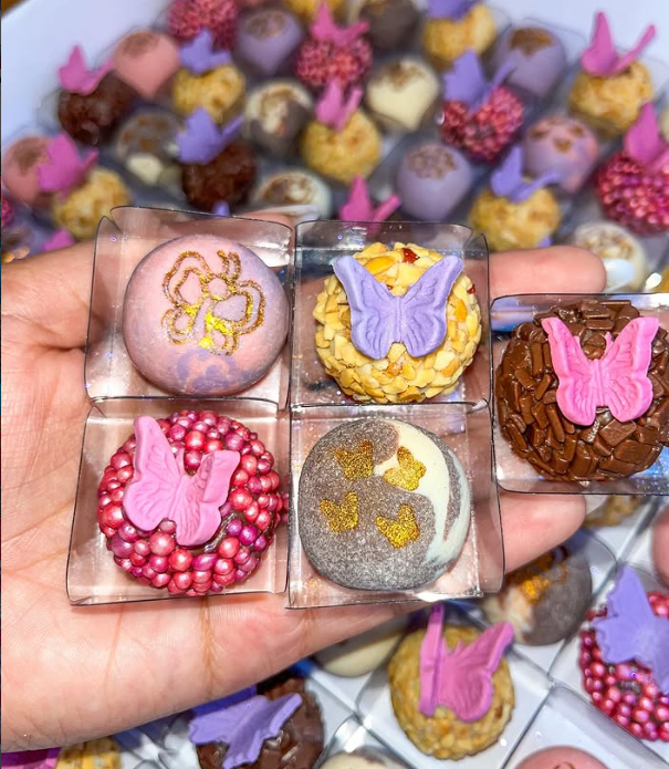 Brigadeiros gourmet artesanais personalizados na palma da mão