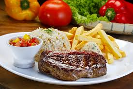 Prato executivo com carne grelhada, arroz, batatas fritas e vinagrete